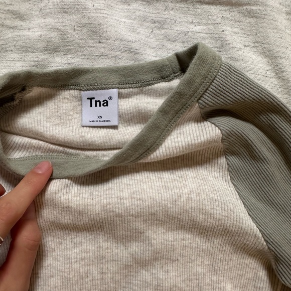 Aritzia Long sleeve - Picture 2 of 2